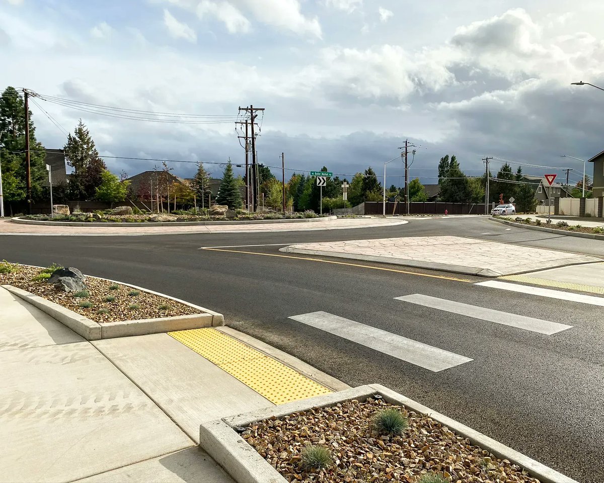 AKS_Engineering's tweet image. Roundabouts are safer for everyone 🚘🤝🚶 Our Bend office recently completed two new roundabouts on Butler Market road that serve as the gateway to the new Petrosa Master Planned Community and will help traffic run a little smoother. #AKSengineering #roundaboutdesign