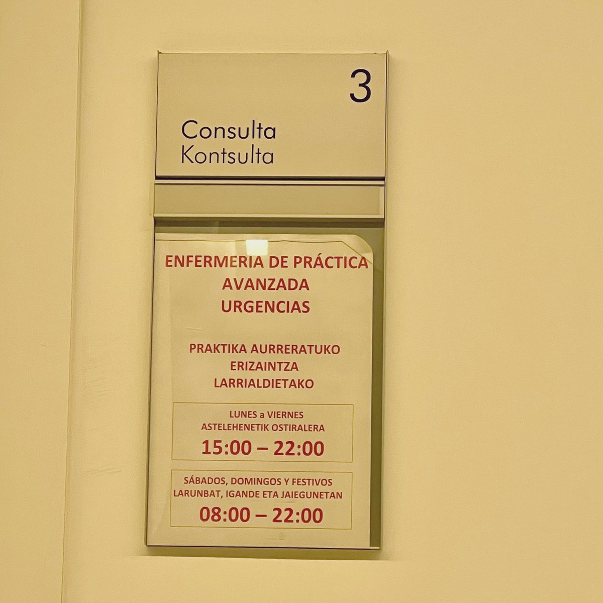 adriarraz's tweet photo. Cosas que alegran… Hoy he acudido al #CentroDeSalud y me he encontrado con esta placa informativa en una consulta. Qué grata sorpresa! 😃💪🏼

#EnfermeraPracticaAvanzada 
#EPA 
#Urgencias
#Visibilidad 
#Avanzar 
#Osasunbidea https://t.co/IeRE8dC7pE