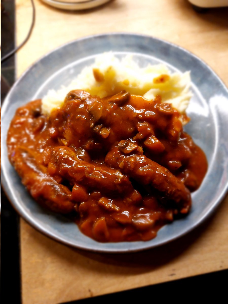 TrooperSnooks's tweet photo. Day 27 of #EatSuffolk. A casserole of @PalfreyHall pork sausages, local 🥕 and 🌰, Capel 🍄. Furrin Passata, mashed Suffolk spuds. Cost about £1.80/ serving. Red 🍷 courtesy of 🇫🇷. https://t.co/YJ0IUKM64x