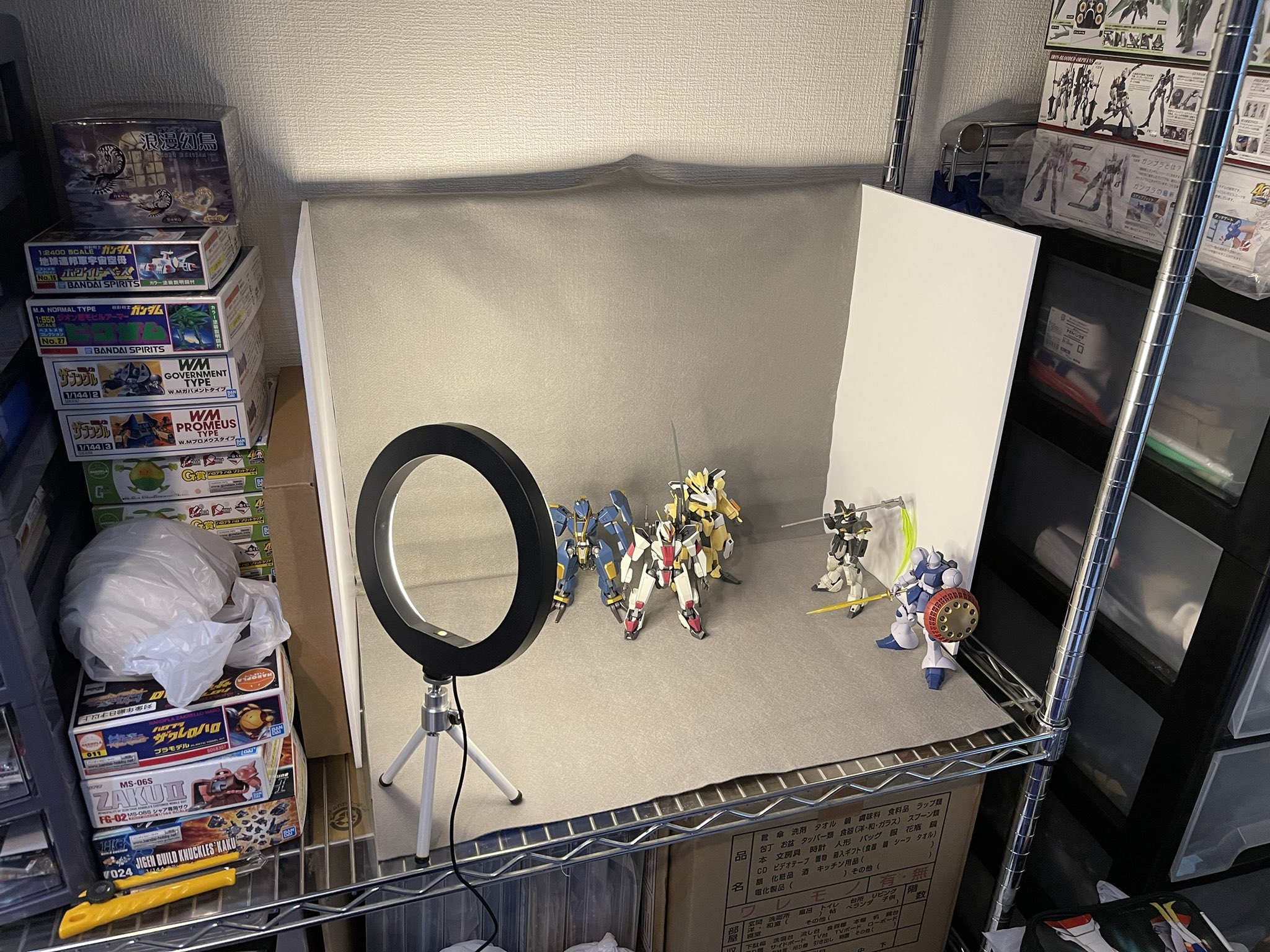 Vj Joker ダイソーのデスクパーテーション 300円 が撮影ブースに使えるんではと試しに購入 背景用にフェルト グレー X2も 結果は使える 4枚目でだいたいの大きさ分かると思います 横60 高さ45 奥行30 Cm です 畳んで仕舞う事も出来ます お