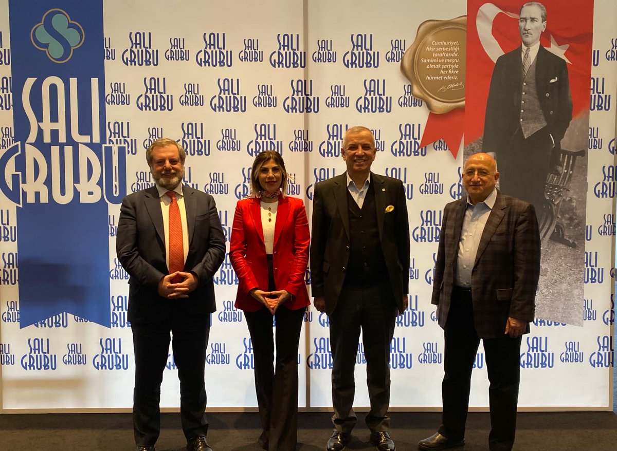 Dünya gazetesi yönetim Kurulu Başkanı Hakan Güldağ ve Dünya gazetesi genel yayın yönetmeni Vahap Munyar dostlarımızla Salı grubu kahvaltılı toplantımızda beraber olduk.
<a href="/duygushn86/">Duygu ŞAHİN</a>  <a href="/VahapMunyar/">Vahap Munyar</a>  <a href="/GuldagHakan/">Hakan Güldağ</a>