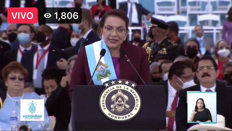 radioamericahn's tweet photo. #AméricaNoticias #Honduras 
“En este primer mes de legislatura se deben desmontar las aberrantes reformas constitucionales ilegales con contratos del Poder Ejecutivo avalados ilegalmente por el Congreso Nacional que violentan la soberanía popular”: presidenta Xiomara Castro. https://t.co/CzMpxw7fvX