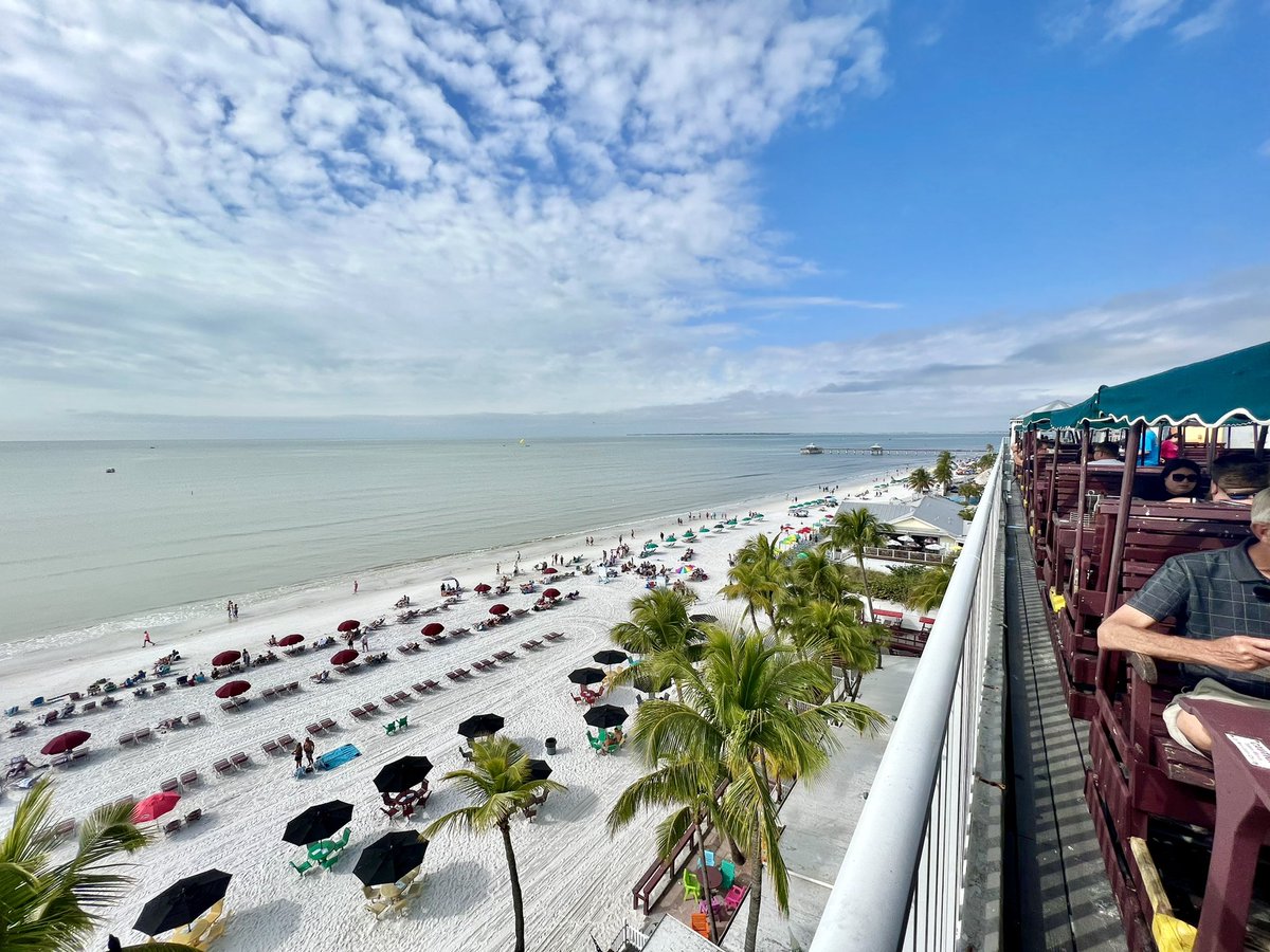 thelanikai's tweet photo. 🍔🍻 Dining with a view in our @SunDeckFMB! 🌴 And check out award-winning Sandsculptor Ed Reed III #edthesandman sculpting another masterpiece near the shore! 🛕🌺
#lanikailove #fmb #dailyhappyhour #rooftopdining #beachside #sundeckfundeck https://t.co/q6ZzFUokkn
