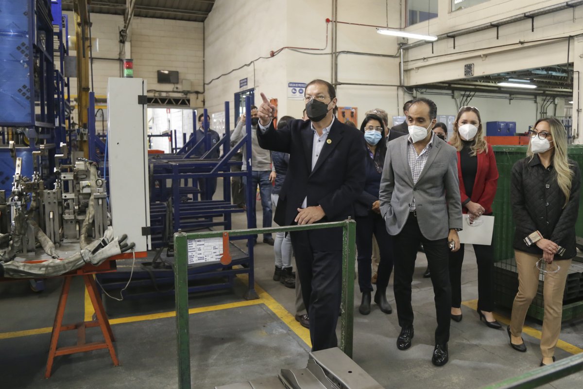 davidmolinam's tweet photo. El alcalde @santiguarderas visitó la planta de #Metaltronic para conocer el proceso productivo de la industria automotriz. Acordamos crear mesas técnicas para los ejes: Competitividad, Matriculación y Circulación, Movilidad Sostenible y Gestión Ambiental @DesarrolloQuito @CinaeEc https://t.co/riZHONup0u