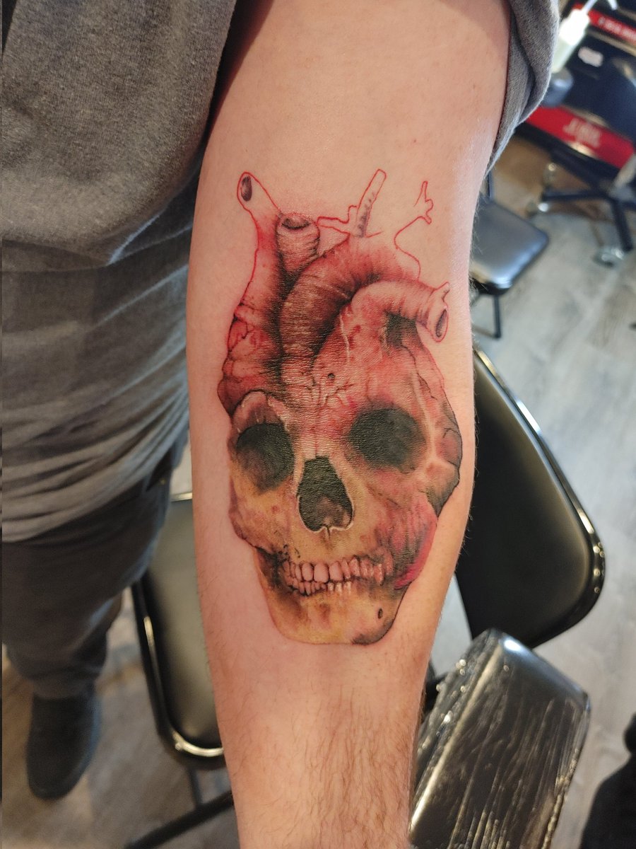 ArtDkov's tweet photo. Continued working on this #heart #skull hybrid the other day. #skullart #tattoo #tattoos #tattoodesign https://t.co/ijBqb9fuxr