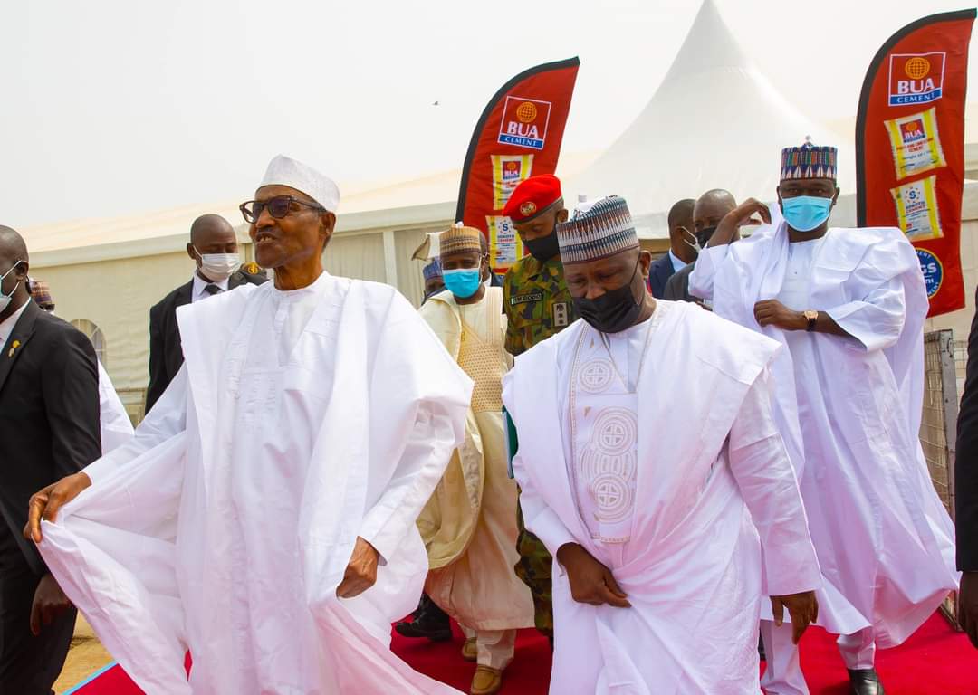 HotnewsN's tweet photo. PRESIDENT BUHARI COMMISSIONS BUA CEMENT PLANT IN SOKOTO STATE. JAN 27TH 2022

R-L; Kano State Gov, Alh Abdullahi Umar Ganduje,  Kebbi State Gov Sen Atiku Bagudu, Abubakar, Chairman BUA Group Mr Abdul Samad Rabiu, President Buhari, Sokoto State Gov Rt Hon Aminu Tambuwal, Sultan https://t.co/3LvLFYlxB4