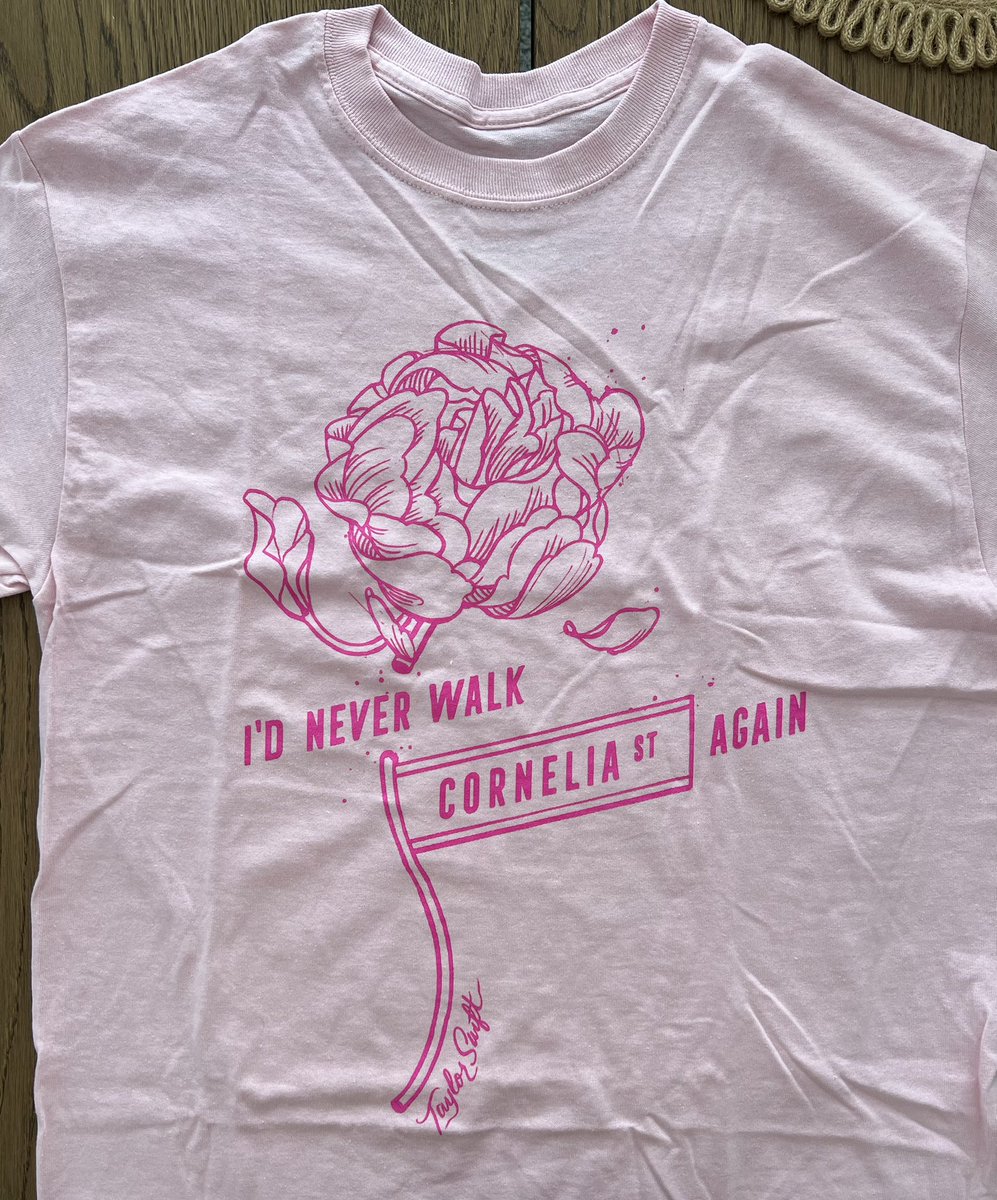 catfromthevault's tweet photo. 💖✨g i v e a w a y !✨💖

brand new pink Cornelia St t shirt
size M (opened to try on only)

just retweet and follow me to enter!

winner will be picked Feb 1– hope to get it delivered by valentine’s day! 💕 https://t.co/x9sujiwxA5
