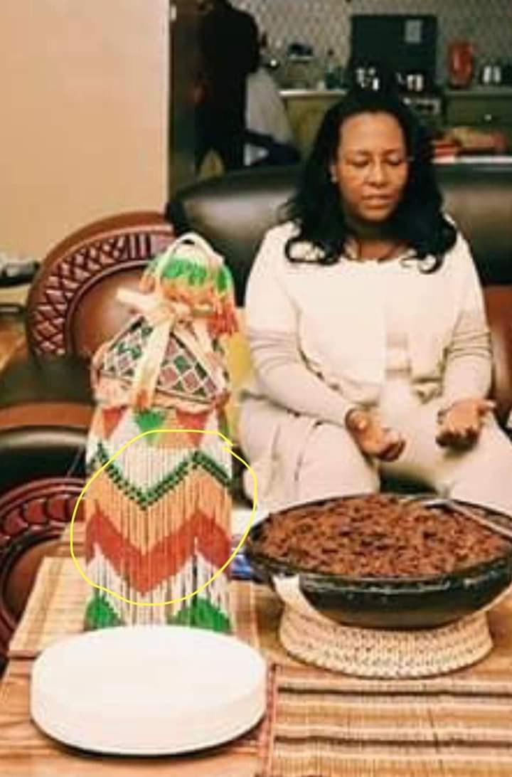 MmdOromo's tweet photo. #AdanechAbabe nama projektii eenyummaa Oromoo fi Oromiyaa itti digaan fudhate figaa jiru keessa nama jalqabati.dubartin tuni ajjechaa artist #HacaaluHundessaati jalqabee rakkoole Oromoon baroota darban itti dararraman turee adda dureeti nama hoogaana tureedha.ammas ittuma jirti. https://t.co/K7EjEjhfL9