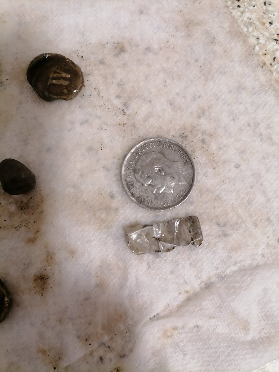 wooltondetect's tweet photo. Today bits from a few hours. 2 bits of silver and something that looks like a worn maravedis. #metaldetecting https://t.co/I4gg4q8u9L