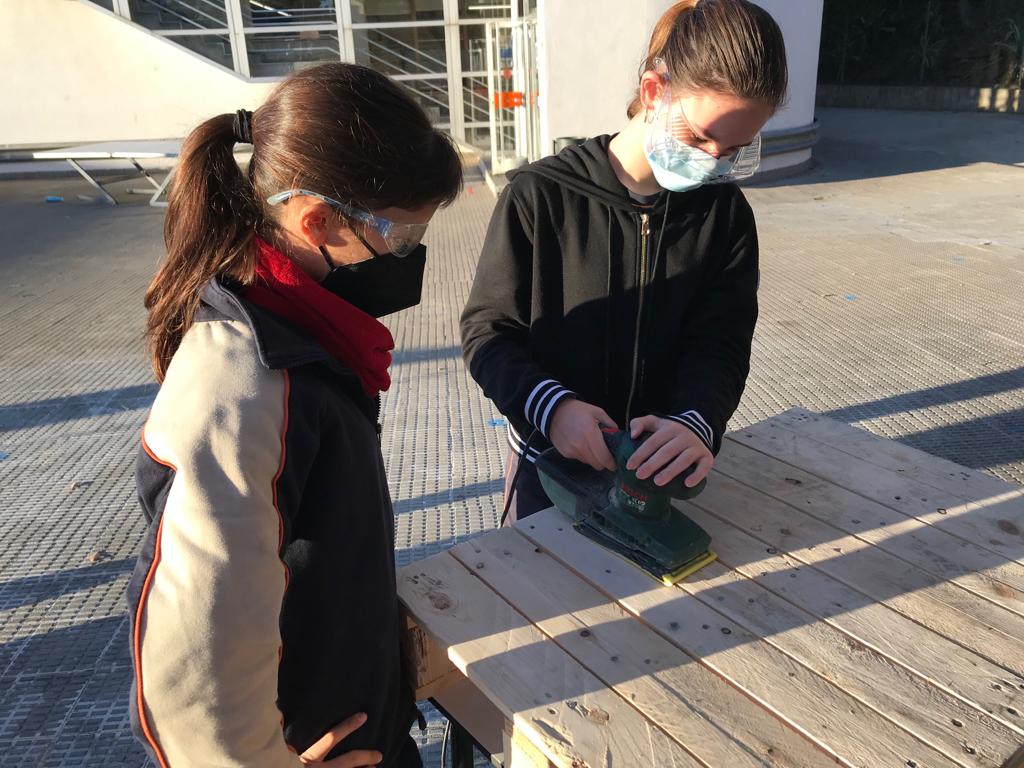 OstresJa's tweet photo. Alumnat de #1rESOThauBcn construeix bancs de fusta amb material reutilitzat per a posar en els espais exteriors de l’escola. Des d’avui, tant els més grans com els més petits ja els poden gaudir! #fentverd #escolessostenibles https://t.co/R5Ix4LfPlM