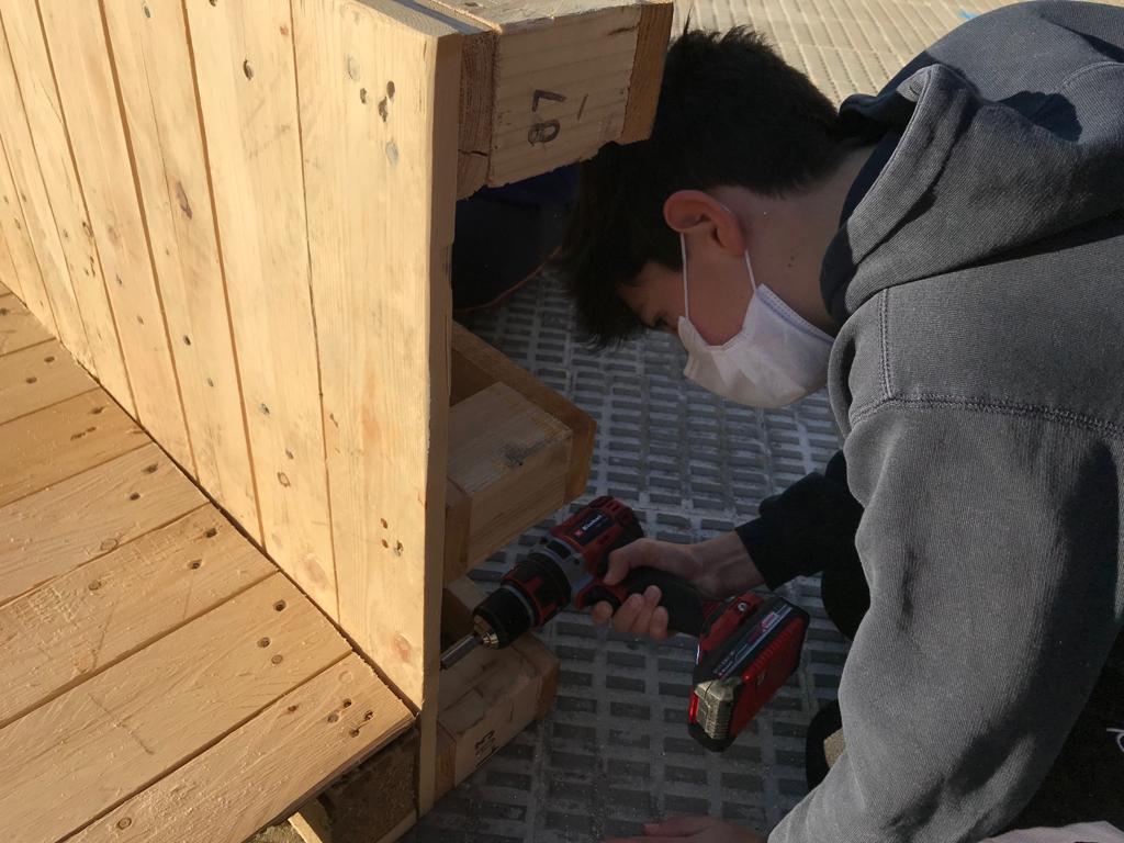 OstresJa's tweet photo. Alumnat de #1rESOThauBcn construeix bancs de fusta amb material reutilitzat per a posar en els espais exteriors de l’escola. Des d’avui, tant els més grans com els més petits ja els poden gaudir! #fentverd #escolessostenibles https://t.co/R5Ix4LfPlM