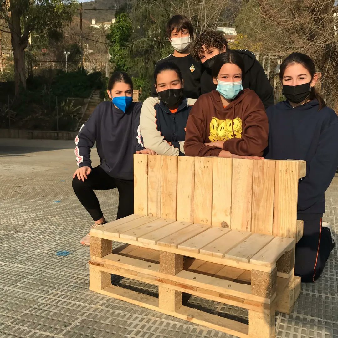 OstresJa's tweet photo. Alumnat de #1rESOThauBcn construeix bancs de fusta amb material reutilitzat per a posar en els espais exteriors de l’escola. Des d’avui, tant els més grans com els més petits ja els poden gaudir! #fentverd #escolessostenibles https://t.co/R5Ix4LfPlM