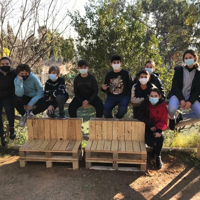 OstresJa's tweet photo. Alumnat de #1rESOThauBcn construeix bancs de fusta amb material reutilitzat per a posar en els espais exteriors de l’escola. Des d’avui, tant els més grans com els més petits ja els poden gaudir! #fentverd #escolessostenibles https://t.co/R5Ix4LfPlM