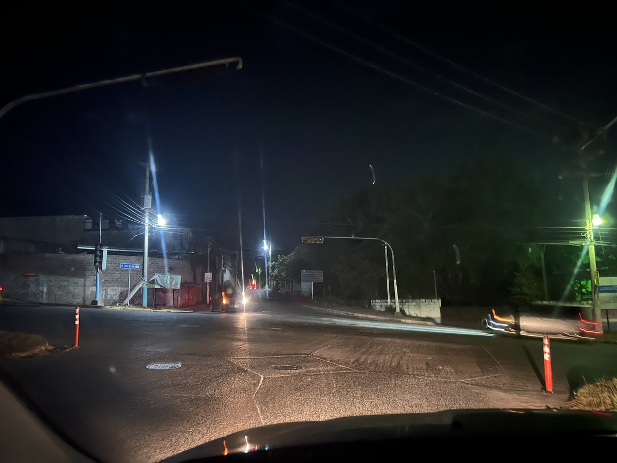 Tinly13's tweet photo. Semáforo del final de la 75 ave norte tiene 4 días de no funcionar @ddovia @VMTElSalvador @todomotorsv https://t.co/WxNg1K3nSP