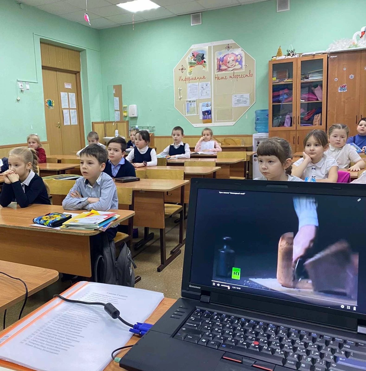 school18smr's tweet photo. 27 января 2022 г во всех школах страны проходила Всероссийская акция памяти, приуроченная ко Дню полного освобождения Ленинграда от фашистской блокады.
 
Учащиеся МБОУ Школы № 18 г.о. Самара также приняли в ней участие https://t.co/8QN7GftLPX