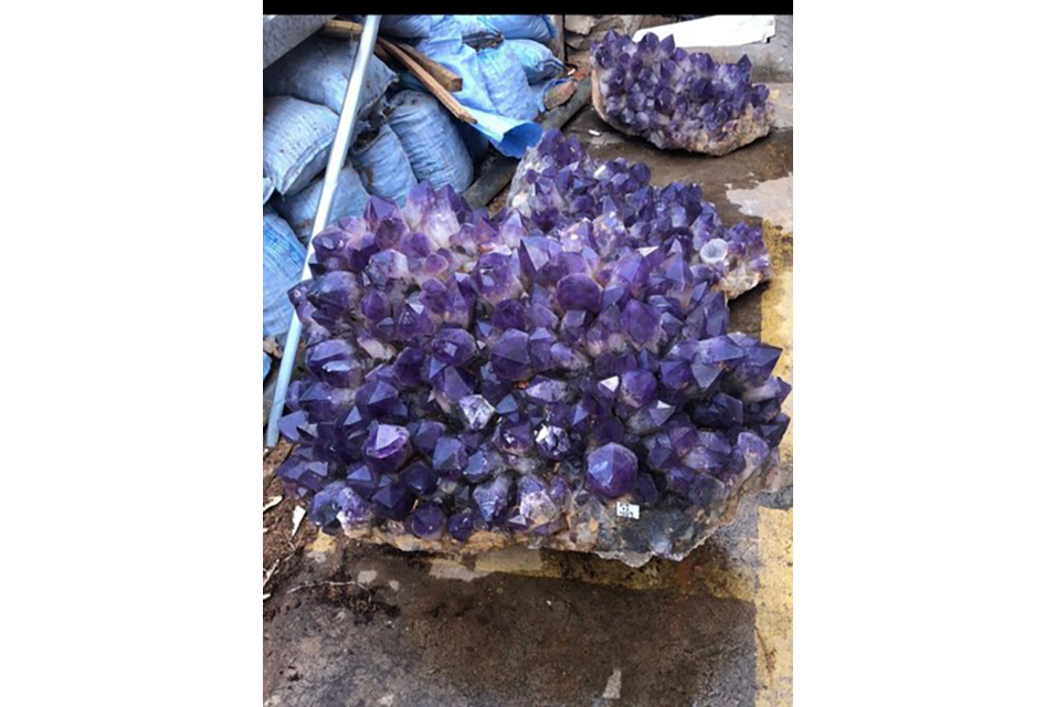 artdaily's tweet photo. Three massive 1,500+ pound amethyst clusters unveiled at Pueblo Gem & Mineral Show #amethystclusters #PuebloGenandMineralShow #art #newspaper
Read more about this here: https://t.co/mvKGcCkC5w
Subscribe for free to ArtDaily Newsletter: https://t.co/KAjH8fOjK2 https://t.co/Ehum2xpZYC