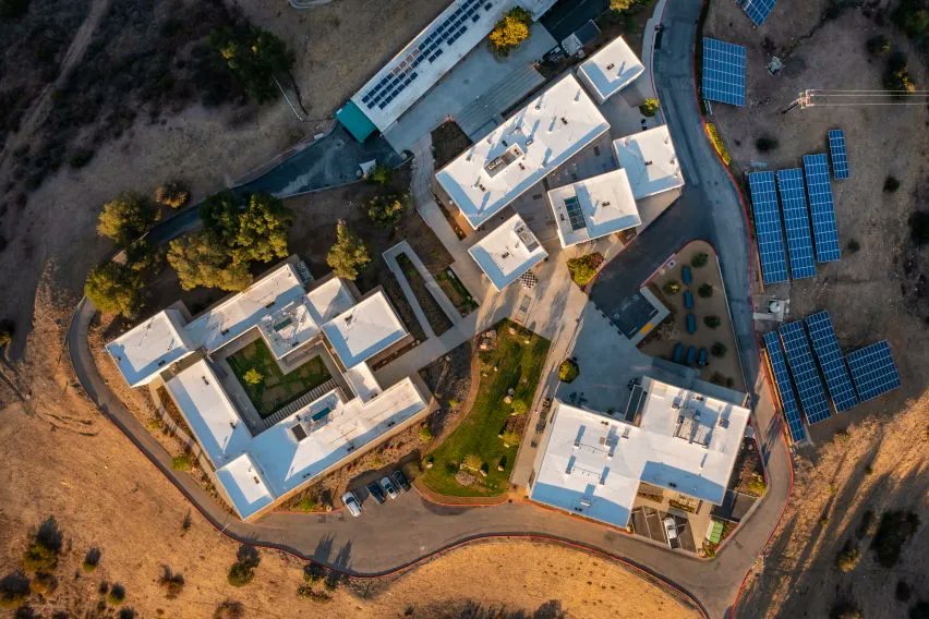 HelloThirdEye's tweet image. Frederick Fisher and Partners has completed a trio of buildings for The Ojai Valley School Upper Campus outside of LA. The project was designed in the wake of the December 2017 Thomas fire. Explore the new campus in @dezeen by @JennaMMcknight: buff.ly/3G0mmto