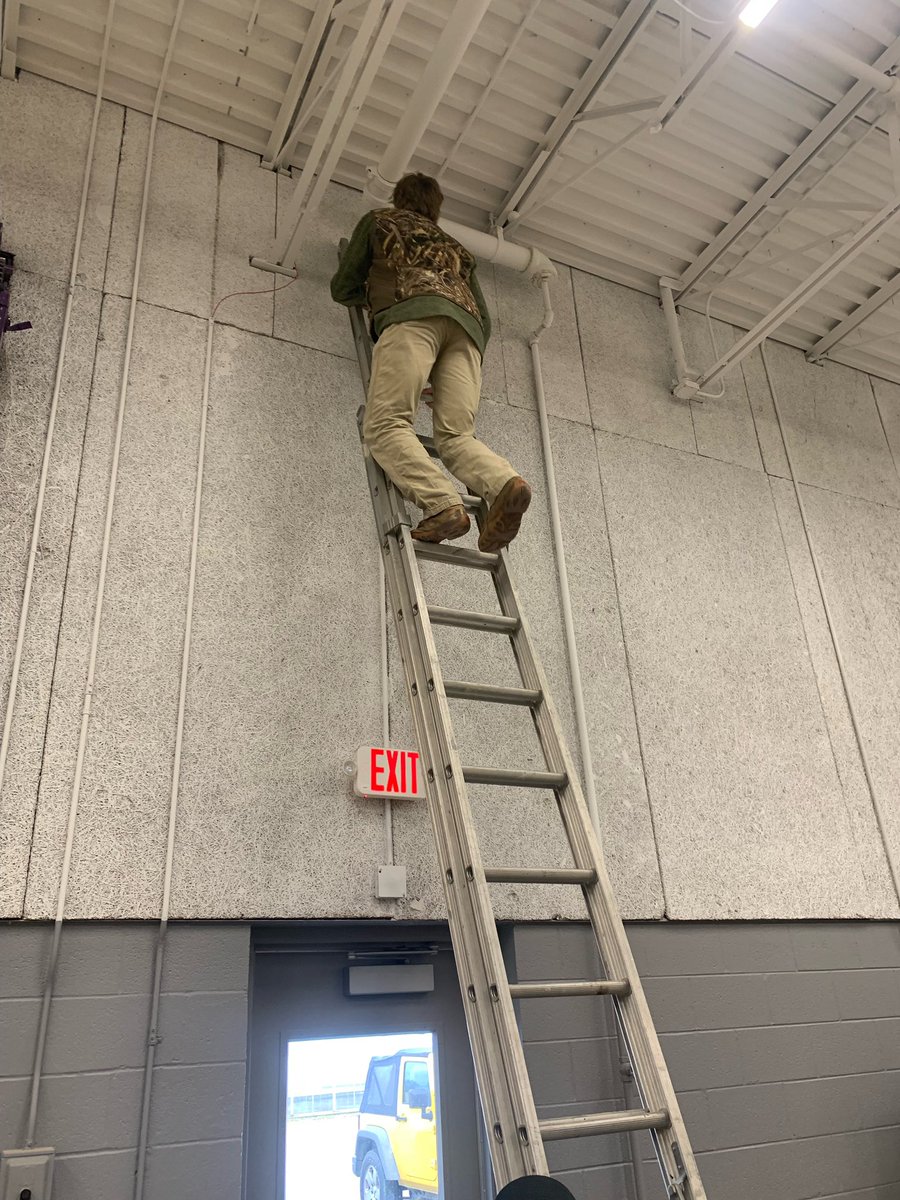 MilanCTE's tweet photo. It doesnโt look like a big deal until you get up there! Industrial maintenance students learn three points of contact in using a ladder. #MilanAwesome #safetyfirst #OSHAcertified https://t.co/LYOK0GHjRE