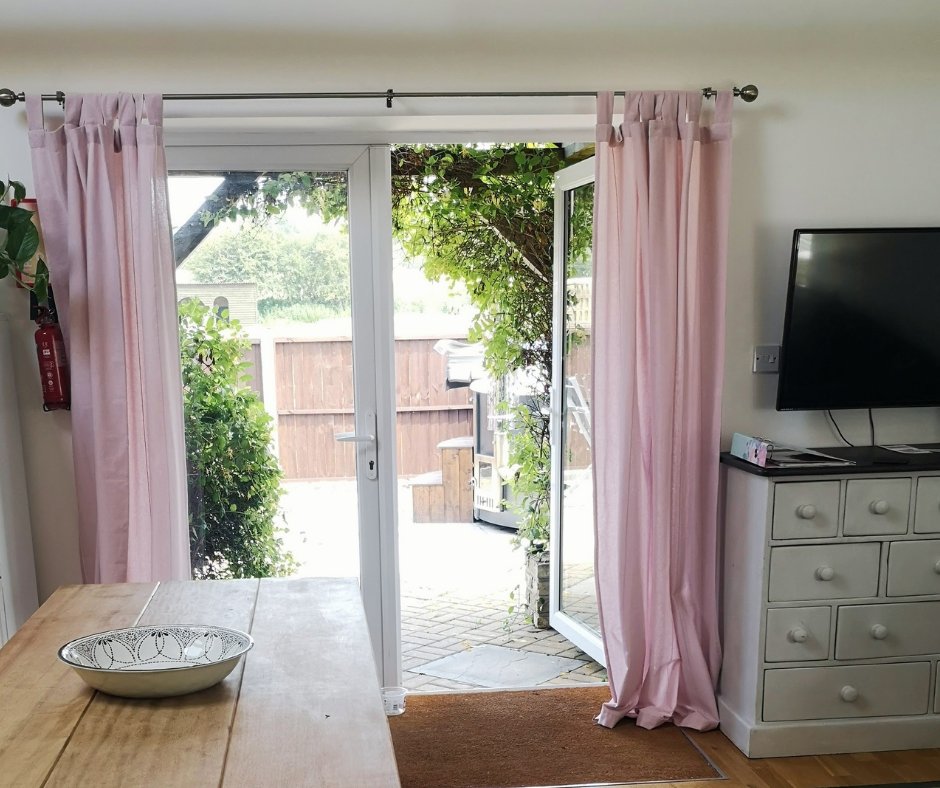 Oak Cottage's private terrace looks so inviting  - especially when you know there's a 🔥wood-fired hot tub AND Weber BBQ🔥 out there waiting for you! 🤩

BOOK OAK COTTAGE HERE: ow.ly/3zqu50HFTtp 

#hottubholiday #hottub #weberbbq #cottageholiday #stableoakcottages