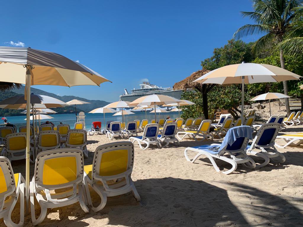 MTourismeHaiti's tweet photo. "Harmony of the seas", bateau de croisière exploitant le port touristique de #Labadie reprend ses activités ce 27 janvier après 2 ans de fermeture. Il compte à son bord 4975 passagers dont 2896 croisiéristes et 1979 membres d’équipage. La Ministre L.K. C. François est sur place. https://t.co/DHMHz9QYrr