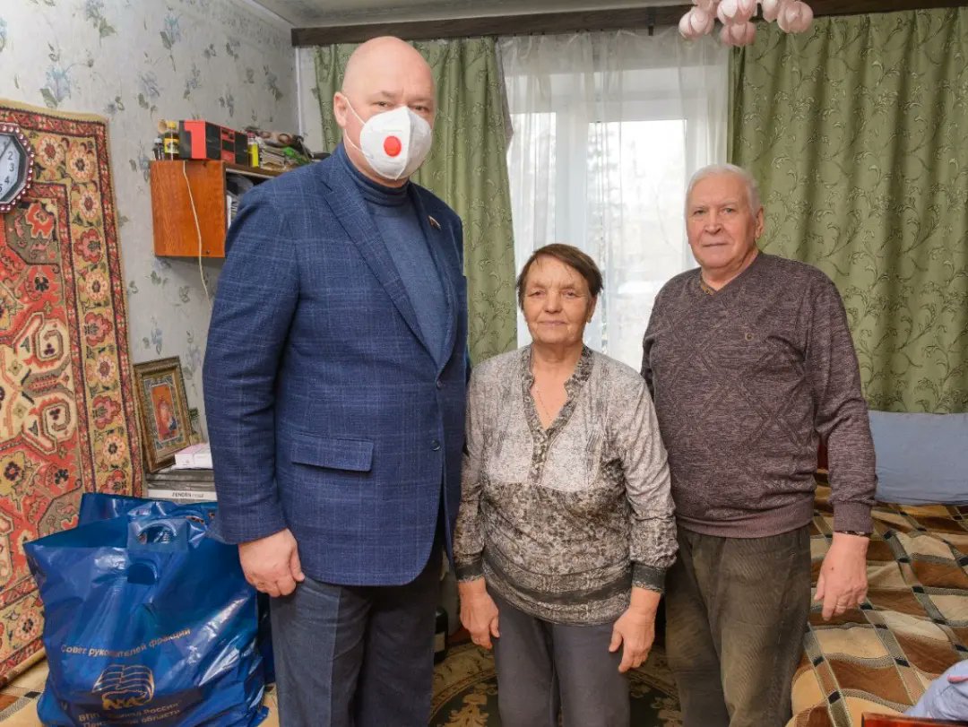 В День воинской славы России посетил ветеранов – блокадников Разье Абдуловну Худобердину и Виктора Даниловича Каминина, проживающих в первом избирательном округе. 
По традиции вручил им продуктовые наборы и пожелал крепчайшего здоровья, благополучия им и их семьям.