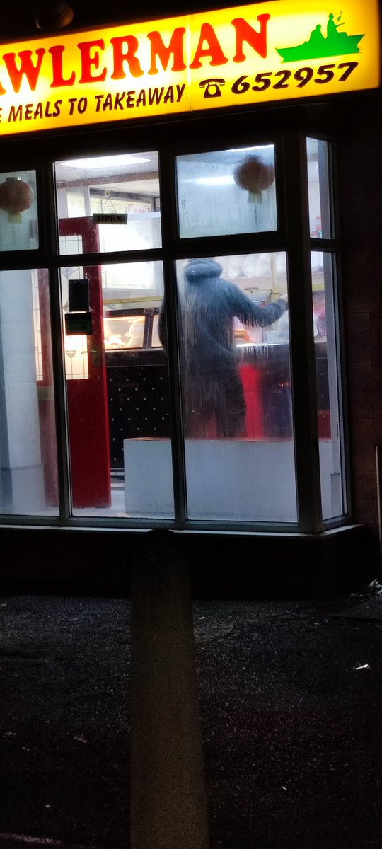 lillywire39's tweet photo. @PoliceWarr just seen this guy pull up and go into the chip shop and park like an absolute idiot, no regard for other road users now pedestrians!! https://t.co/qGxjCZsqat