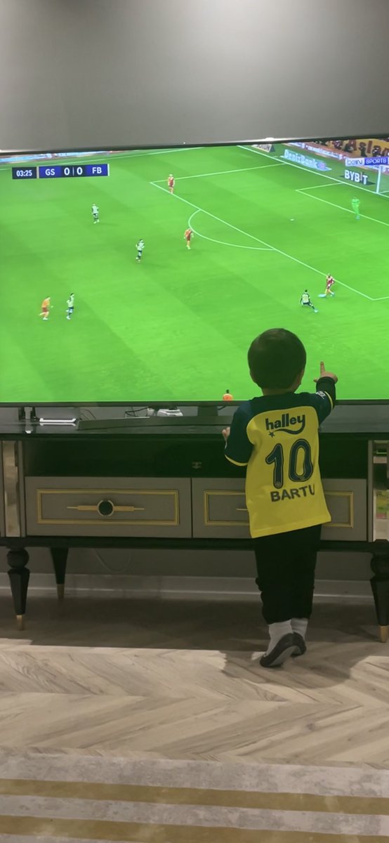 <a href="/furkanmegreli/">Furkan M.</a> @mevzufutbola 1.5 yaşındayken🙈