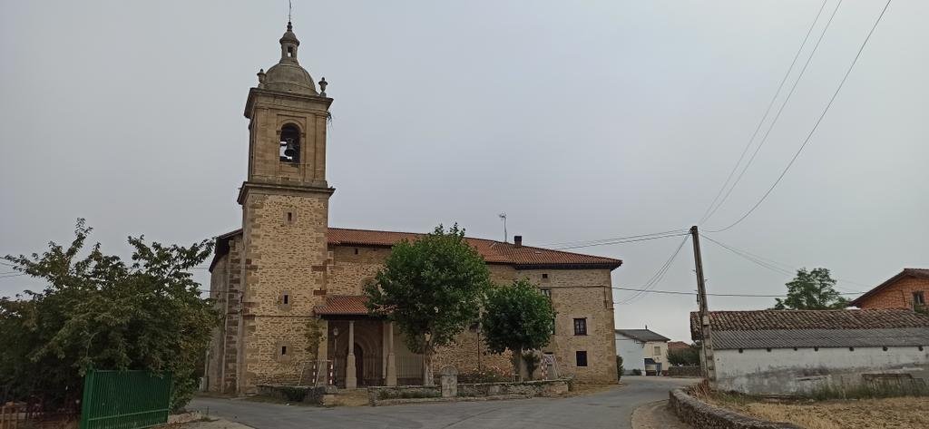PatrimonioAlava's tweet image. #Matauco. La iglesia de #SanPedro se construyó en el siglo XVI sobre una anterior de la que se conserva la portada del XIII que está cubierta por un pórtico de 1824. Su #RetabloMayor es del siglo XVII. Su torre es #neoclásica. #Álava
Foto: @Kampanarios