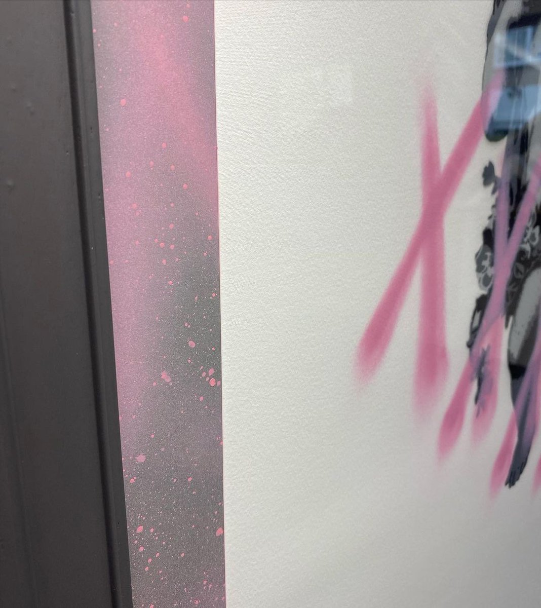 truvueglazing's tweet image. &quot;Tearing up the rule book! Love it that the client allowed me free reign to go full custom! This is a grey mount that I sprayed with pink to match the print details. Finished off in a dark grey frame and #TruVue® #UltraVue® UV70 Glass.&quot; –@theframeshed #CreateSomethingSpecial