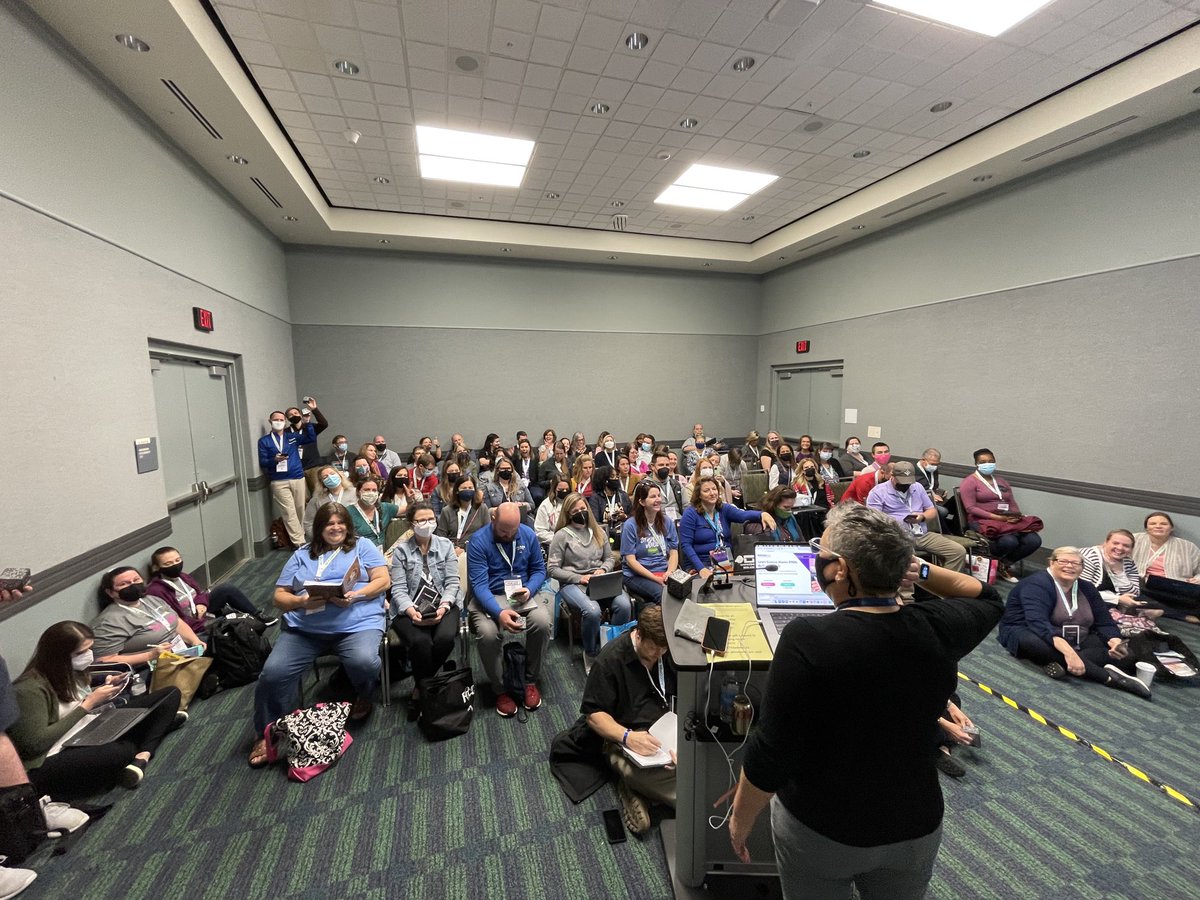 Packed house for ⁦<a href="/lesliefisher/">Leslie Fisher</a>⁩ presentation on #MergeCube!! #FETC