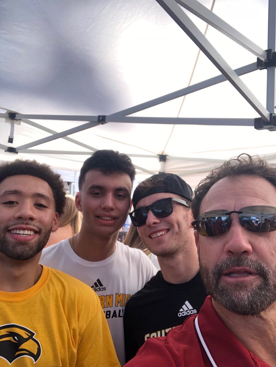 Shout out to friend of the nasty bench <a href="/CoachFedora/">Larry Fedora</a> on the job! Congrats coach! #SMTTT