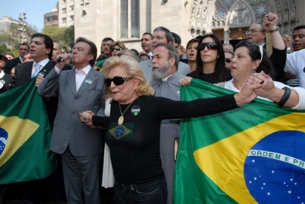 Hebe Camargo, Agnaldo Rayol, Ivete Sangalo e outros ricos e famosos participam de um protesto contra o governo Lula organizado pelo mov. "Cansei". Criado por João Doria em junho de 2007, o movimento tinha por objetivo denunciar o "caos aéreo" atribuído ao governo federal.1/22