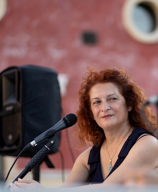 CRISTINA CABONI: LE DONNE, IL CORAGGIO E LA SCRITTURA SENSORIALE
di Mariella Cortes
tottusinpari.it/2022/01/27/cri…