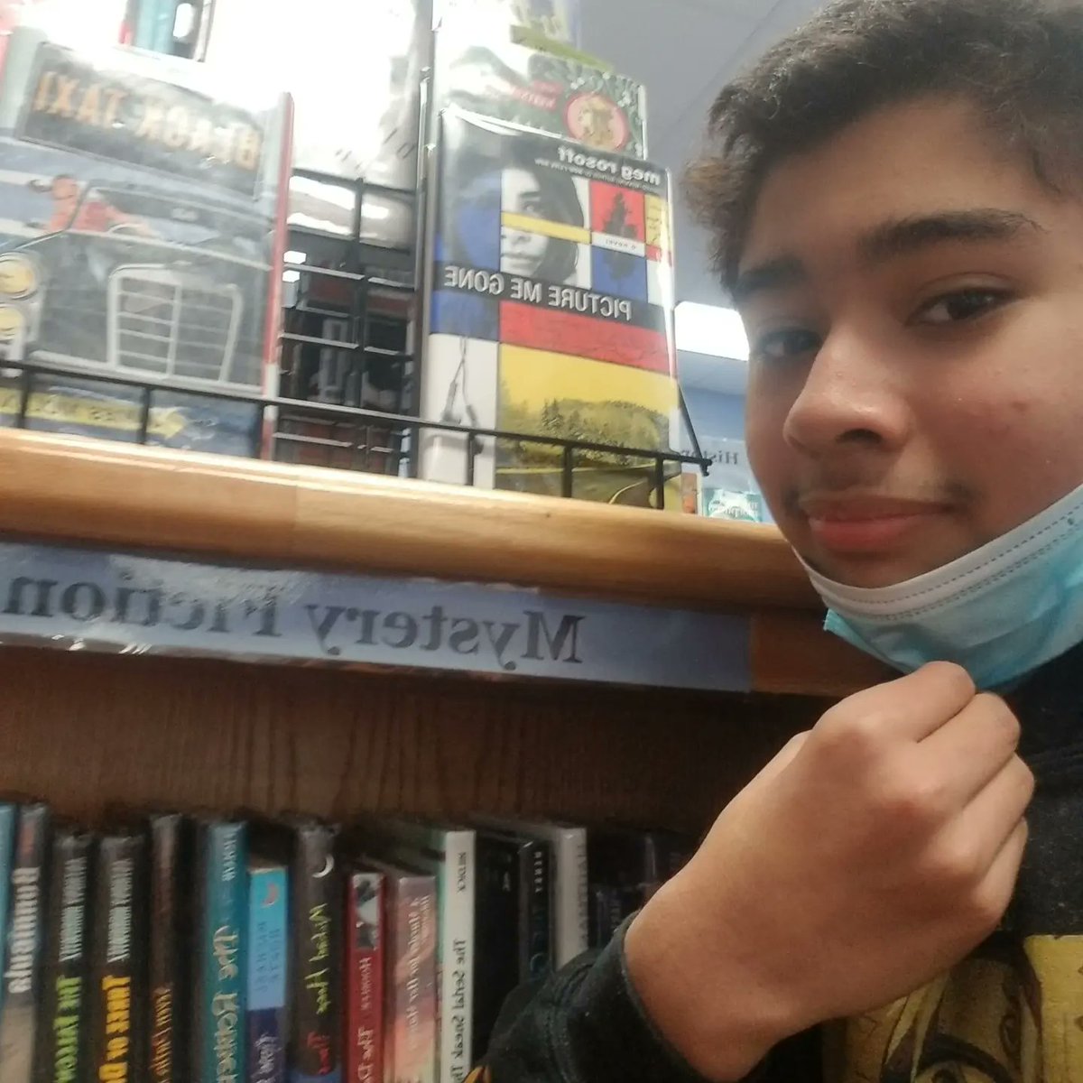 SCS_FMS_Library's tweet image. We celebrated library shelfie day yesterday by snapping a selfie with some of our favorite books and genres! @scslibraries