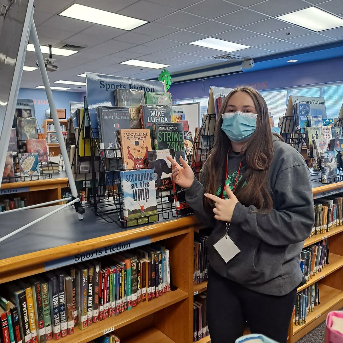 SCS_FMS_Library's tweet image. We celebrated library shelfie day yesterday by snapping a selfie with some of our favorite books and genres! @scslibraries