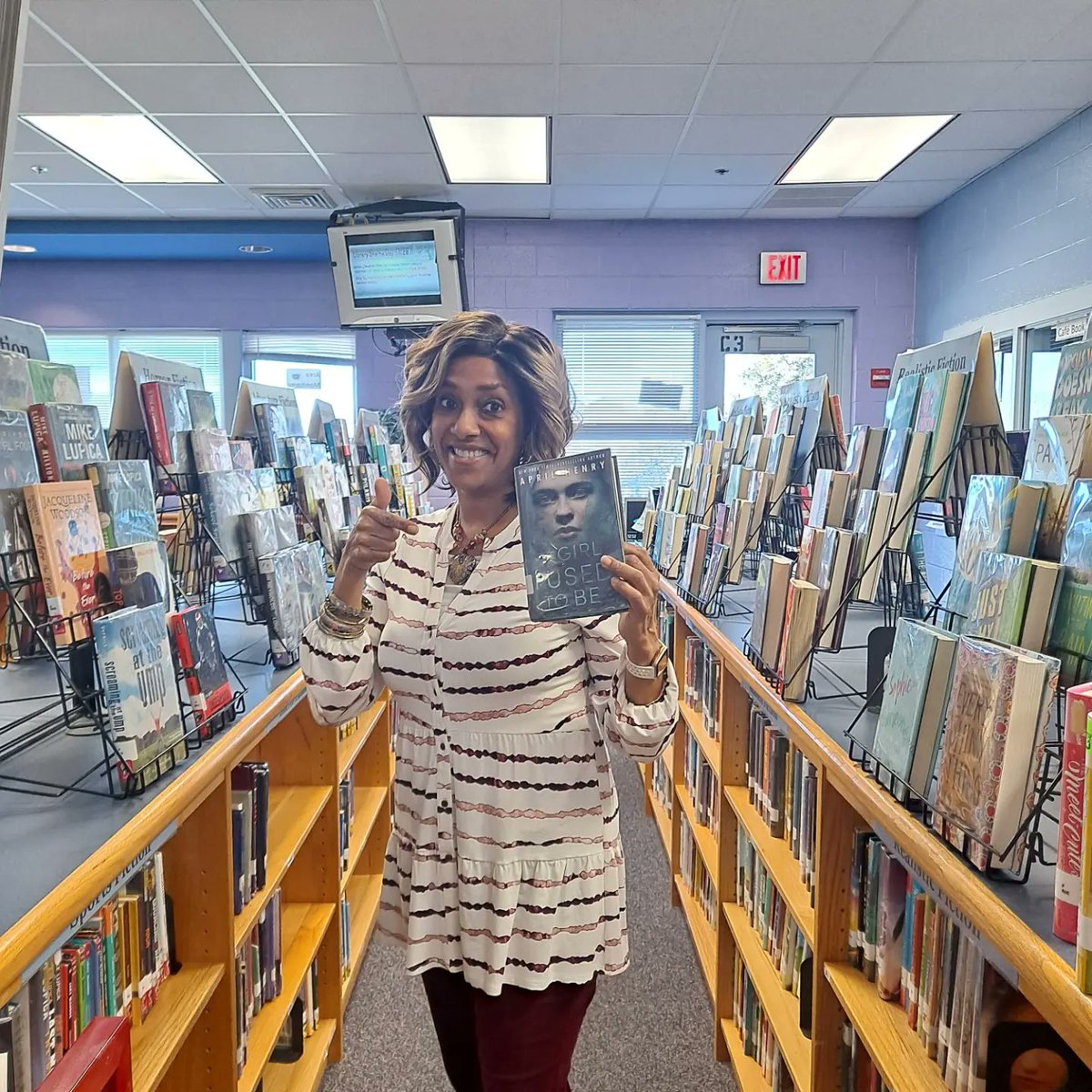 SCS_FMS_Library's tweet image. We celebrated library shelfie day yesterday by snapping a selfie with some of our favorite books and genres! @scslibraries