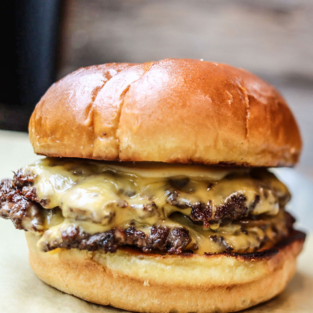 🍔 Smash Burger time! 
.
.
.
#bpkitchen #bitterpops #smashburger #bitterpops #burger #roscoevillage #lakeviewchicago #chicagoburger #burgertime