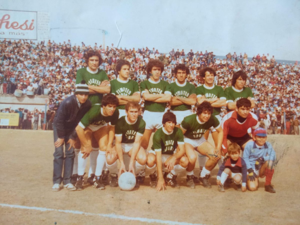 Tremendo fotón del equipo de Las Palmas, el club de la familia Griguol, en un partido de la liga local 🆚 Belgrano 🍷 Principios de los años 8️⃣0️⃣ 🔆 El sponsor de Las Palmas es Timoteo Sports, un local de ropa deportiva que Timo tenía en Córdoba