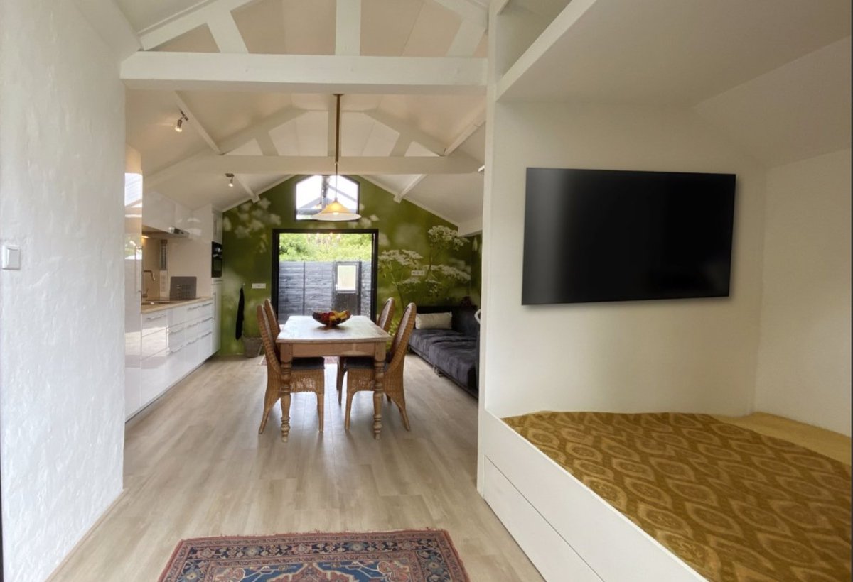 Tijdelijk te huur, volledig gemeubileerd luxe Tiny House/Studio bij de Waal in Druten. 
Info: huubenadelheid-kortekaas.nl/nl/publicaties/