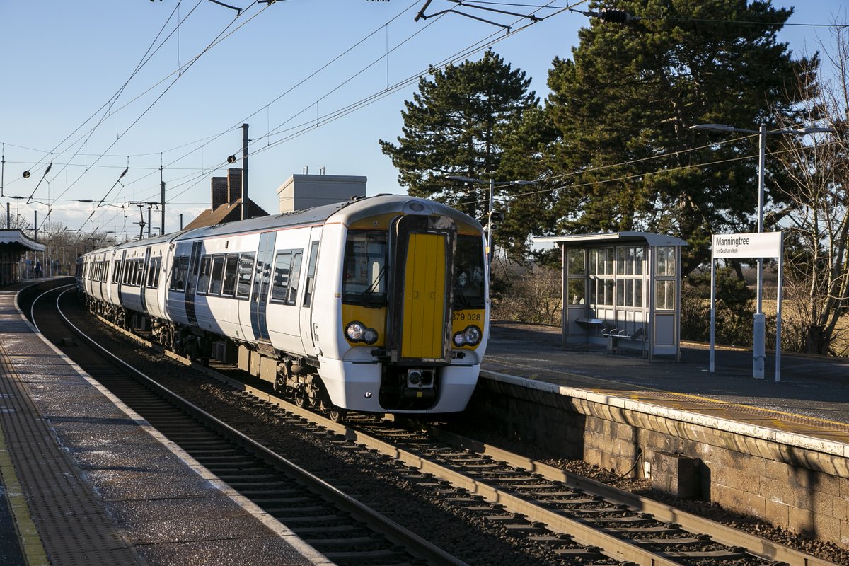 kwpartlow's tweet photo. GA Class 379 No.379028 and No.379018 at Manningtree on 27th January 2022 working 5A32 13:24 Ilford EMUD-Parkeston for storage.Already at Parkeston are 379002,03,04,09,11,16,19,20.#class379 #Manningtree https://t.co/rw9Ug3xGQO