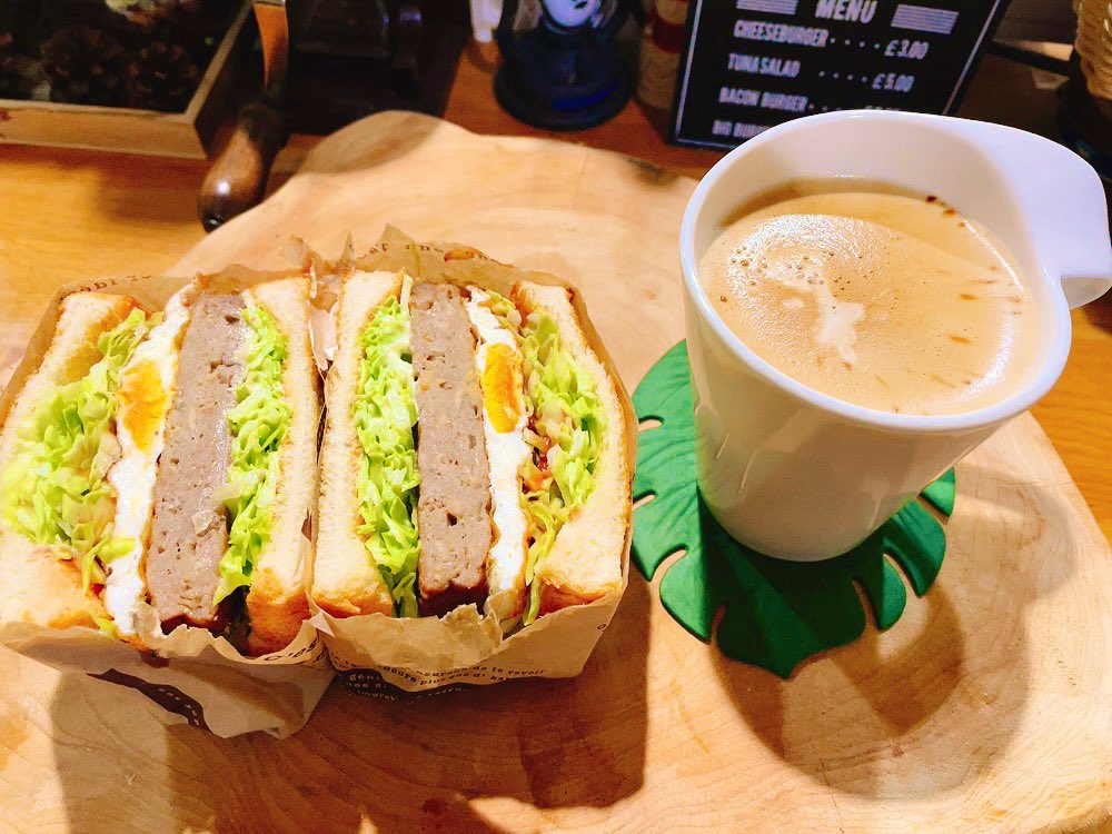 おはようございます😃 今朝はマルシンハンバーグでハンバーグサンドにしました 咲夜、晩ごはんを食べなかったのでお腹ペコペコ😅 なので、今朝はボリューミーなサンドイッチにしました👍 マルシンハンバ