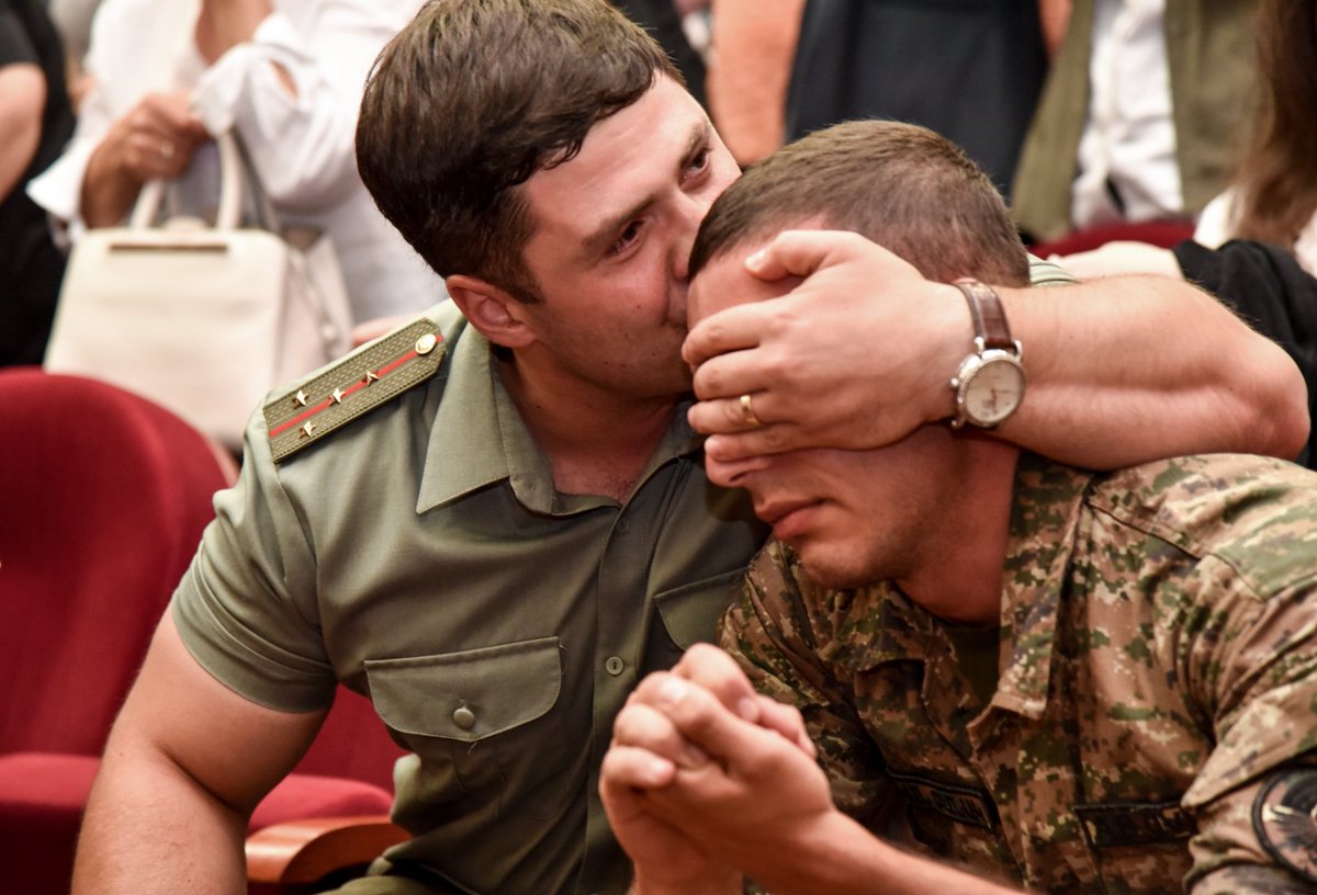 ANZHELA_YAN's tweet photo. This photo was taken during the ceremony dedicated to the memory of this soldier's brother, who martyred in #April2016. At the end of the ceremony, the soldier got emotional, & Captain closed his face for not letting anyone see an #ArmenianSoldier in tears.
📸 David Ghahramanyan https://t.co/dm3vSaTClz