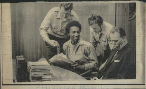 The longest held U.S. political prisoner is locked up here in northern California!

Black liberation prisoner, Ruchell Cinque Magee has been in prison since 1963! Hes currently in a state prison in Vacaville!

He has always singed every single letter - "I remain" !
#Solidarity