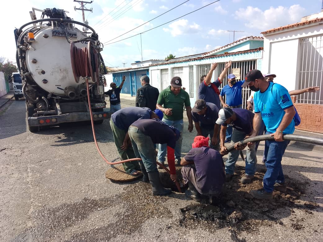 Hidrocentro2011's tweet photo. #Cojedes🚌|| #PuebloTrabajadorDelAgua de #Hidrocentro continua con el mantenimiento y limpieza de colectores de aguas servidas, empotramientos y bocas de visita en el municipio #EzequielZamora
#ComplejoHabitacionalEzequielZamora
#LosSamanes
#MalabarI, #MalabarII
@minaguasoficial https://t.co/zyOF4x1GW2