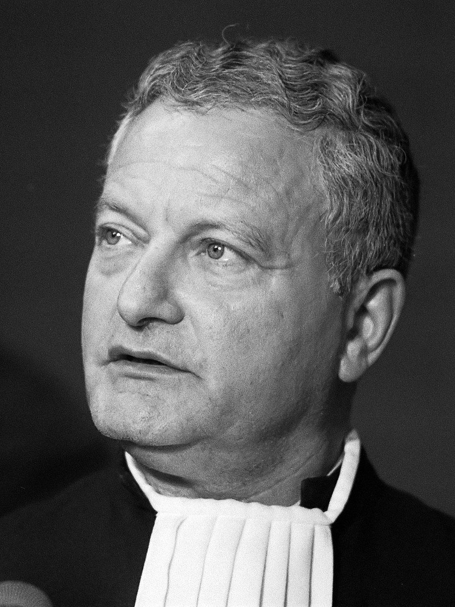 Met ontsteltenis namen wij kennis van het overlijden van mr. Max Moszkowicz sr., de grondlegger van de Nederlandse strafrechtadvocatuur en een voorbeeld voor velen. Hij leidde een groot aantal advocaten op en vormt de oorsprong van ons kantoor. Wij zetten zijn nagedachtenis voort