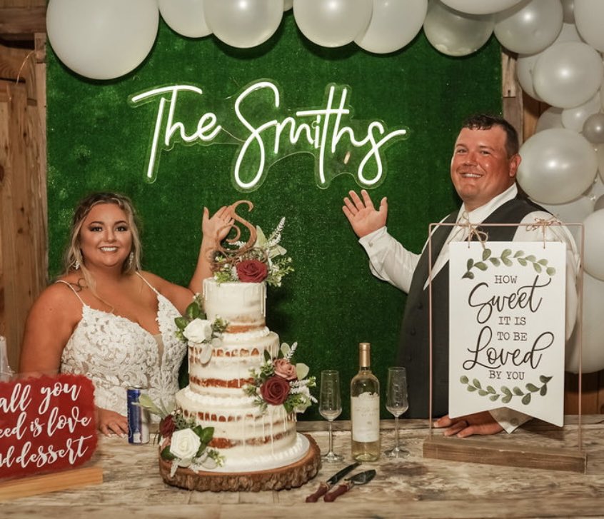 tammitaylorr's tweet photo. @ParkerMcCollum showed up at my daughters wedding, well not literally 😂 but his amazing wine 🥂 did!! #tobelovedbyyou 
#TheSmiths https://t.co/ZcuJwSwD0i