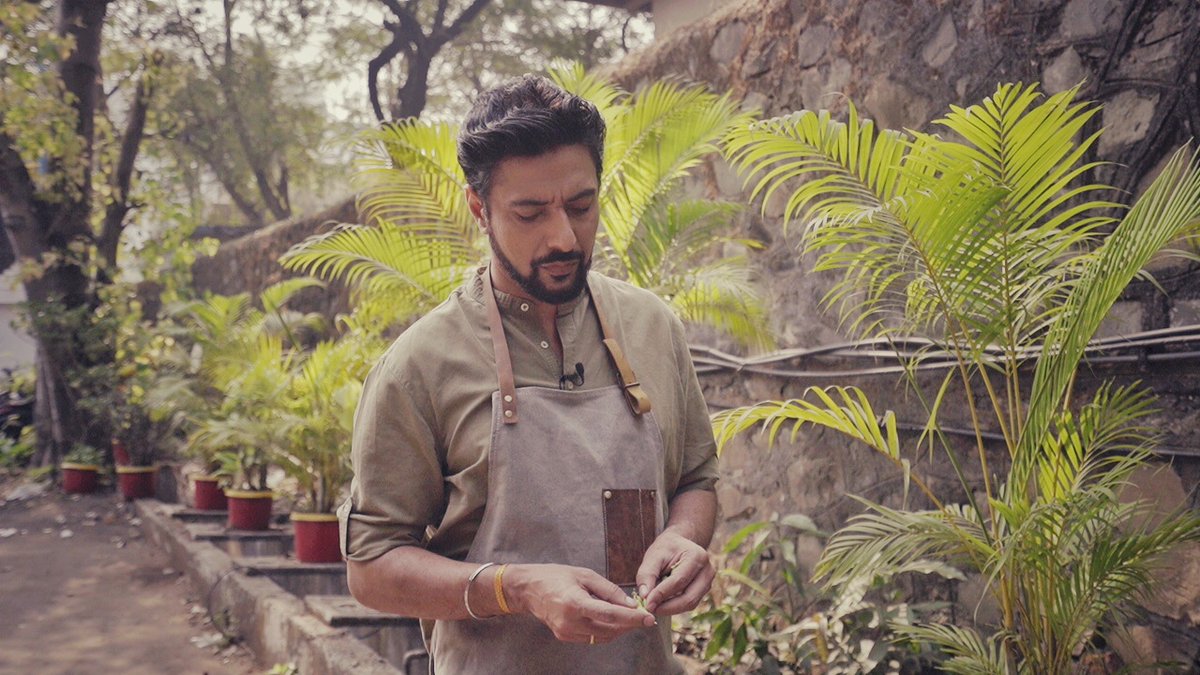 ranveerbrar's tweet photo. Matar छीलते छीलते left the studio with Apron and Mic on 🤦🏻‍♂️ Well, that's my connection with Winter ke Matar. What's your winter connection?
.
.
.
#ranveerbrar #ranveer #indianchef #chef #matar #winterseason #matar #winterconnection #winters #peas #peaslove https://t.co/9elG9chmD2