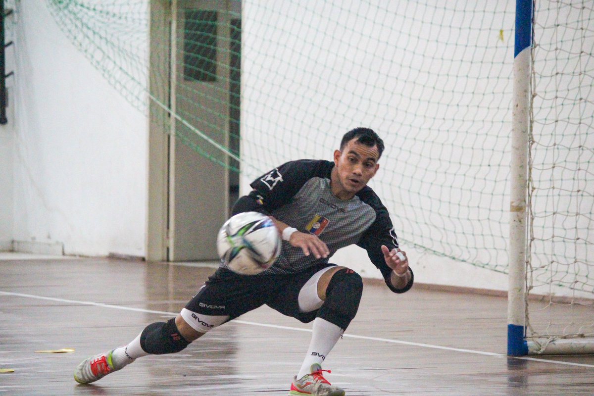 FutsalFVF's tweet photo. Primer día de entrenamiento en Paraguay. 💪🏻⚽🔥

#VinotintoFutsal #CopaAmericaFutsal #TalentoDeCalle https://t.co/reumDThcjo