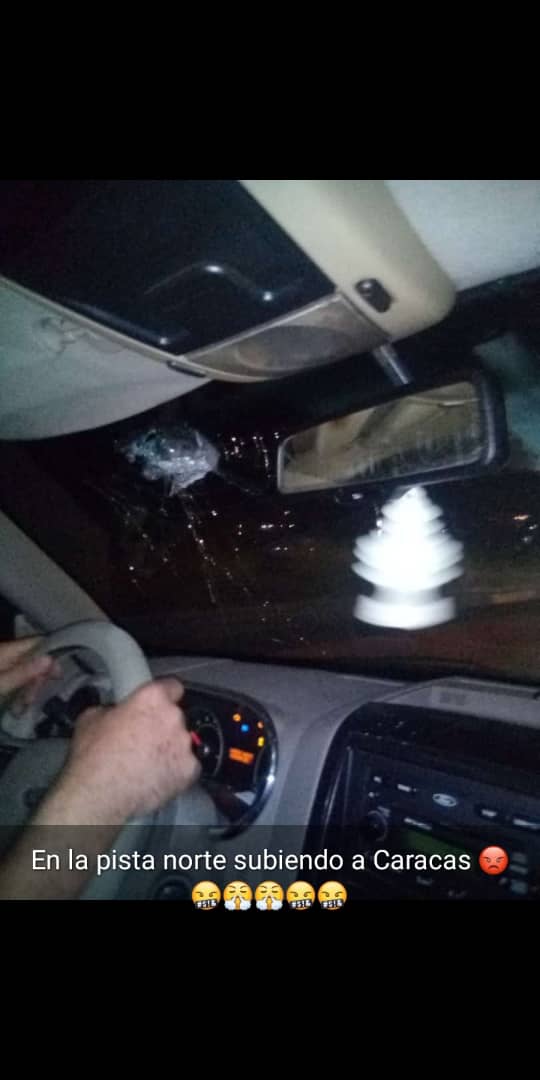 TortoleroFM's tweet photo. #ULTIMAHORA 🚨

Están rompiendo vidrios en la pista norte,  hace minutos rompieron el vidrio de un vehículo en la pista norte sentido Caracas... https://t.co/P9d44GUPhn