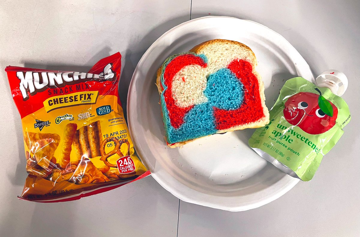 ElyseSmithWX's tweet image. No shame in tonight’s throwback dinner game 😋 #Iamfive 

(moment of silence though for the bills bread)